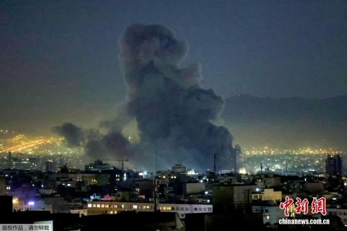 当地时间3月1日晚9时左右，伊朗首都德黑兰多地遭袭，爆炸声与火光持续不断，部分建筑冒出浓烟。